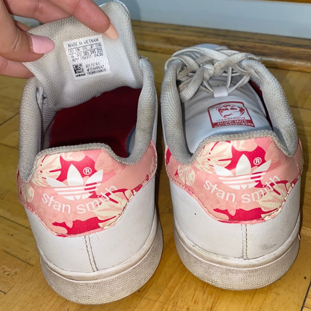 Adidas Stan Smith Shoes in White/Pink Size 6